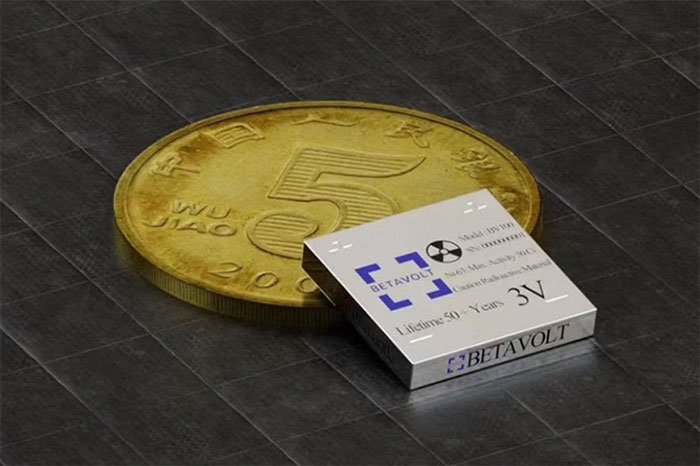 Pin hạt nhân nhỏ hơn đồng xu, dùng trong 50 năm không sạc