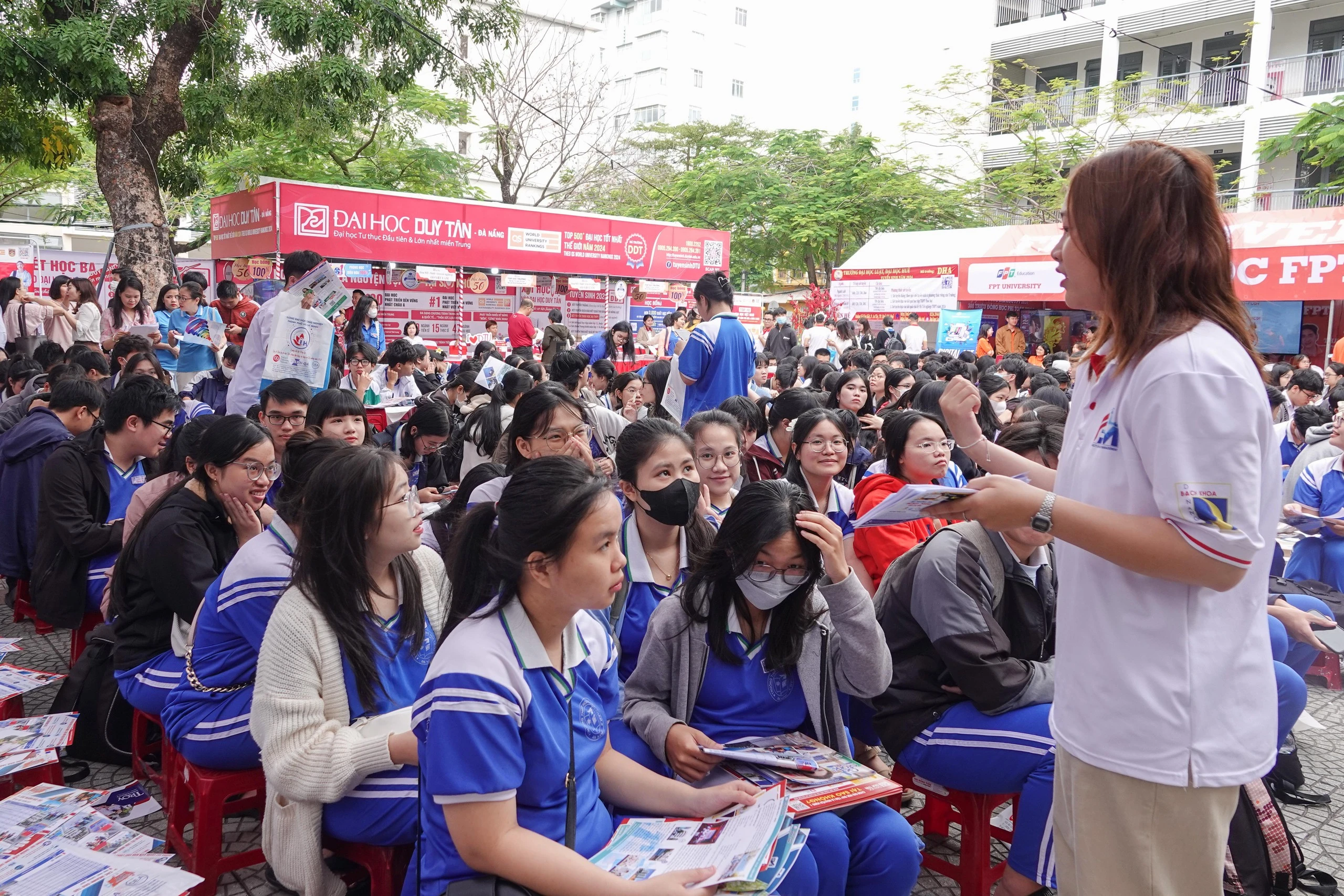 Náo nhiệt gian hàng tư vấn mùa thi Đà Nẵng, học sinh hào hứng được 'truyền lửa'- Ảnh 1.