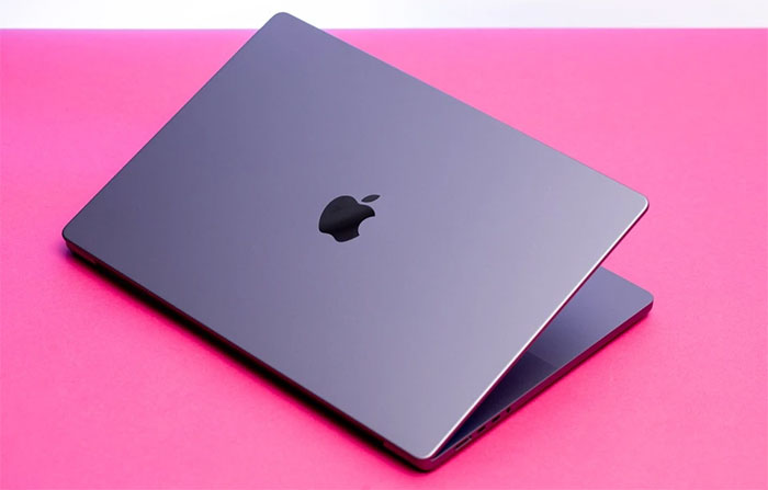  Logo Apple trên một chiếc MacBook. 