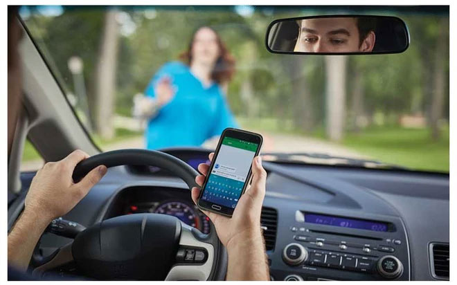  Sử dụng điện thoại trong khi lái xe có thể gặp rủi ro. 