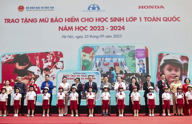 Ban tổ chức tặng mũ bảo hiểm cho học sinh Trường tiểu học Phú Đô, Q.Nam Từ Liêm, Hà Nội, tháng 9.2023
