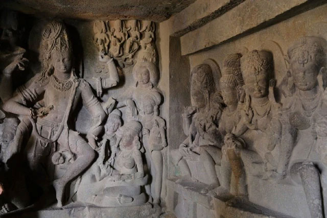  Tượng các vị thần được chạm khắc trên tường của ngôi đền. 