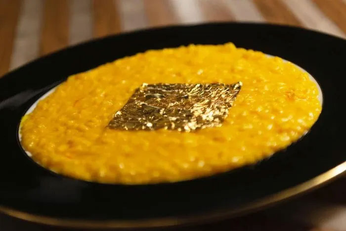 Món risotto nghệ tây được trang trí vàng lá. 