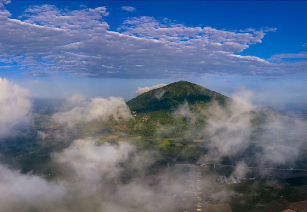 Với độ cao 986 mét, núi Bà Đen là ngọn núi cao nhất miền Nam Việt Nam hiện nay.