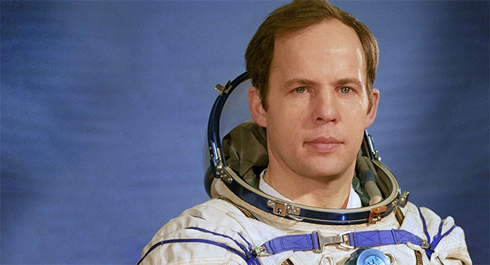 Phi hành gia người Nga Anatoly Solovyev đang giữ kỷ lục với 16 lần đi bộ ra ngoài không gian.