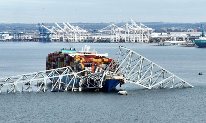 Cây cầu sụp đổ và tàu container gây ra tai nạn. 