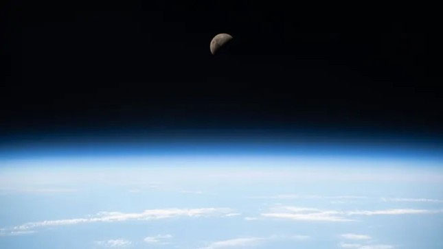 Trăng bán nguyệt đầu tiên trên đường chân trời của Trái đất được chụp từ Trạm vũ trụ quốc tế.