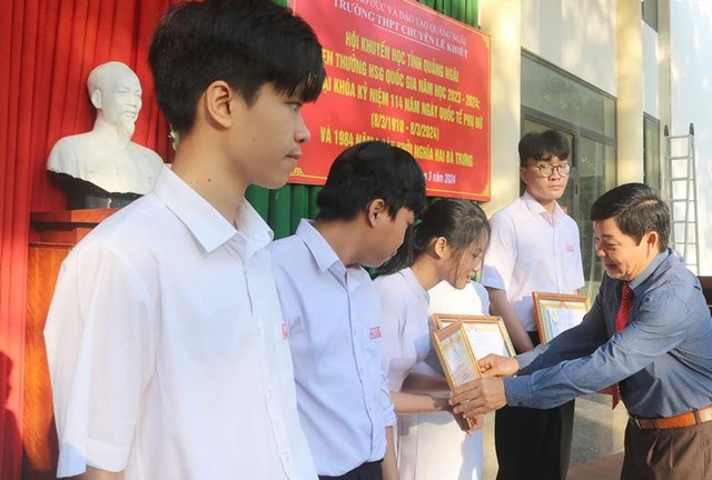 Quảng Ngãi: Khen thưởng 49 học sinh Trường THPT chuyên Lê Khiết- Ảnh 1.