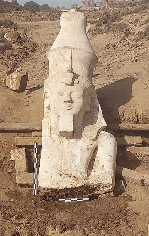  Một phần của bức tượng đá vôi của Ramses II được khai quật. 