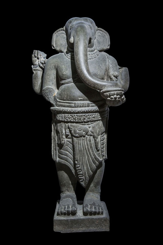 Tượng Ganesha này được làm bằng sa thạch xám xanh