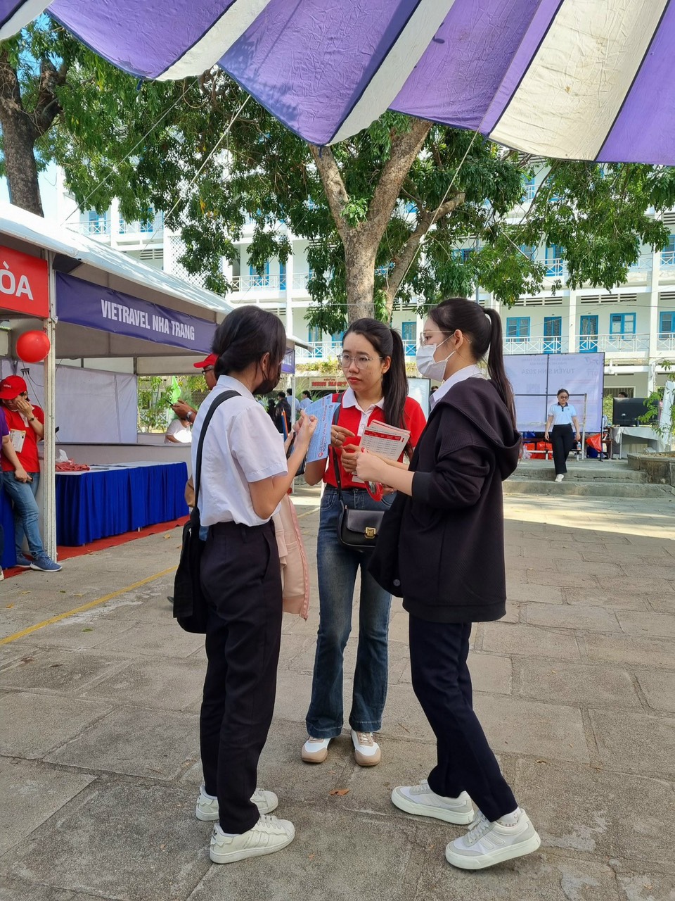 Gian hàng tư vấn mùa thi Nha Trang thu hút hàng ngàn học sinh- Ảnh 12.