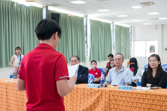 Hồ Vĩnh Niên hào hứng đọc thơ Việt trước các giám khảo