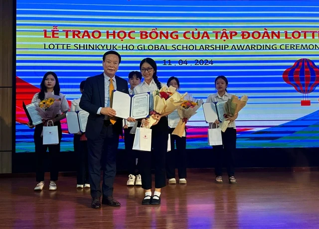 Nhiều sinh viên TP.Đà Nẵng được tặng học bổng vượt khó- Ảnh 1.
