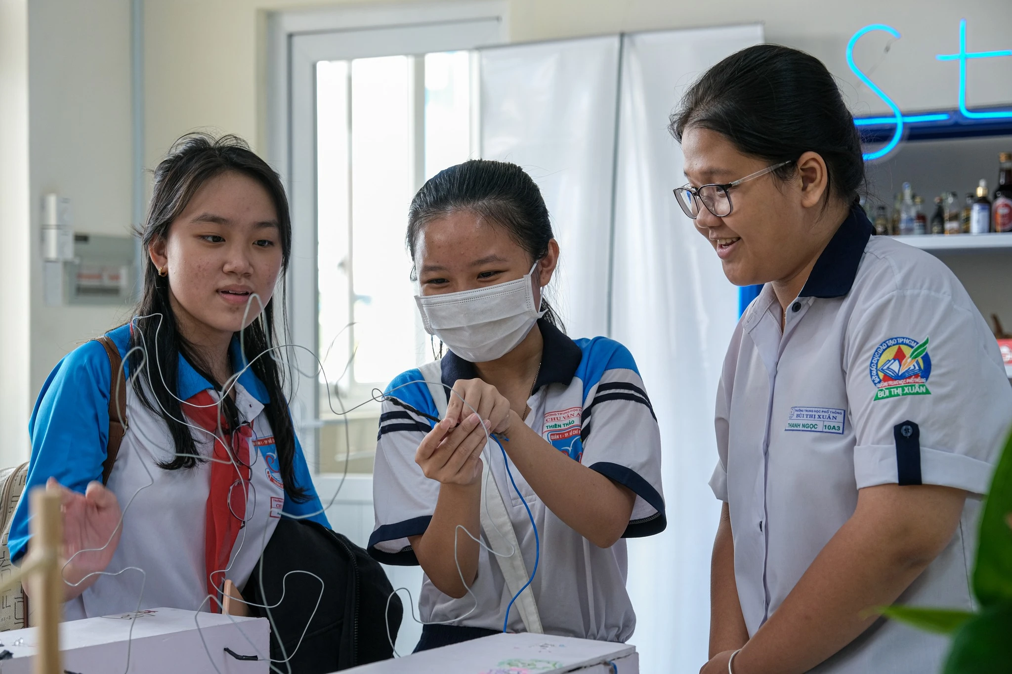 Học sinh lớp 9 Trường THCS Chu Văn An (Q.1, TP.HCM) trải nghiệm tại phòng thực hành của Trường THPT Bùi Thị Xuân (trường có tổ chức chương trình tiếng Anh tích hợp) để tìm hiểu về chương trình lớp 10