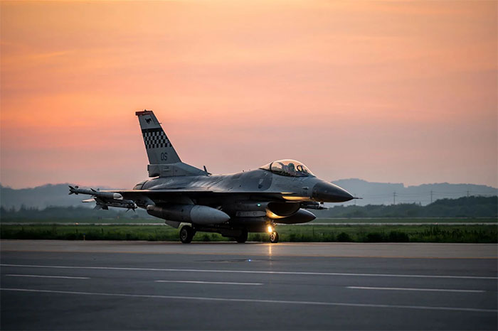 Một chiếc F-16 Fighting Falcon tại Căn cứ Không quân Osan, Hàn Quốc