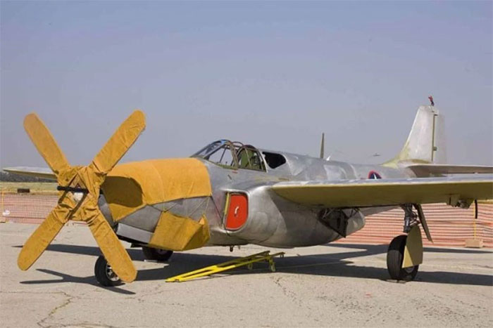  Để giữ bí mật, chiếc P-59 Airacomet được ngụy trang bằng một cánh quạt bằng gỗ. 