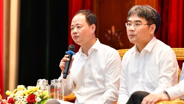 Thứ trưởng Bộ KH-CN Trần Hồng Thái (trái) và Phó giám đốc Đại học Bách khoa Hà Nội Huỳnh Đăng Chính tại hội thảo