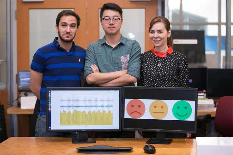 Nhóm nghiên cứu phát triển thiết bị EQ-Radio có khả năng đọc cảm xúc của con người. 