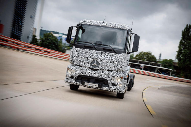 Phải chờ chừng 10 năm nữa mới thấy được những chiếc xe tải nặng chạy điện đầu tiên của Mercedes-Benz chính thức chạy trên đường.