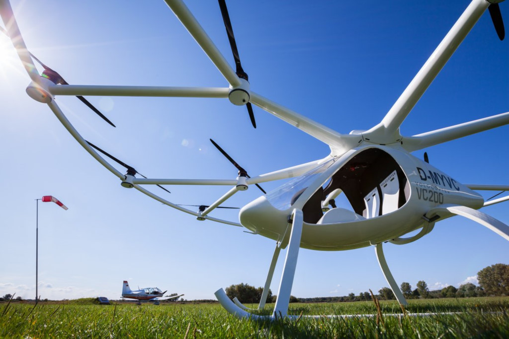 Với tên gọi Volocopter 2X, máy bay điện này có 18 roto, sức chứa 2 người và hoạt động cực kỳ im lặng.
