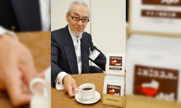 Ông Shimotai và cốc cà phê hoàn toàn không có chút cà phê nào, chỉ chứa... tỏi 