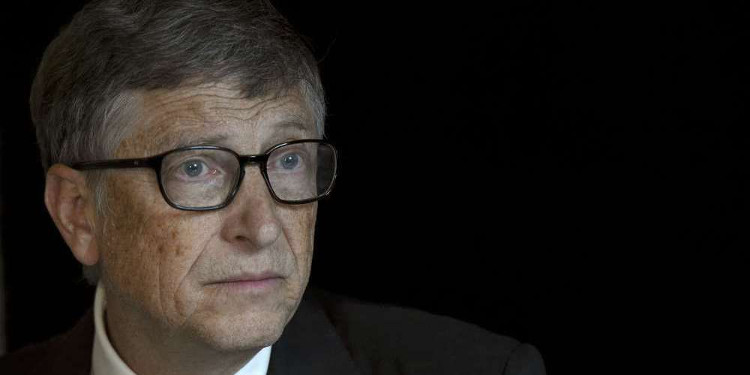Bill Gates uống thử nước trích xuất từ phân người