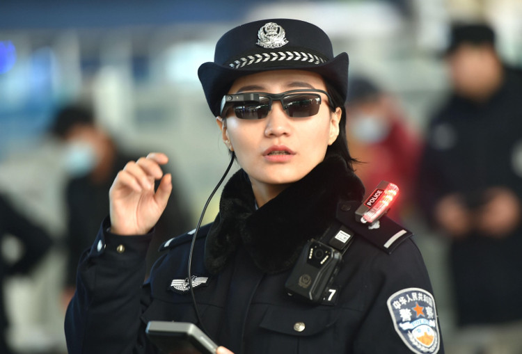 Nữ cảnh sát đeo kính râm công nghệ cao làm nhiệm vụ tại nhà ga tàu lửa Trịnh Châu