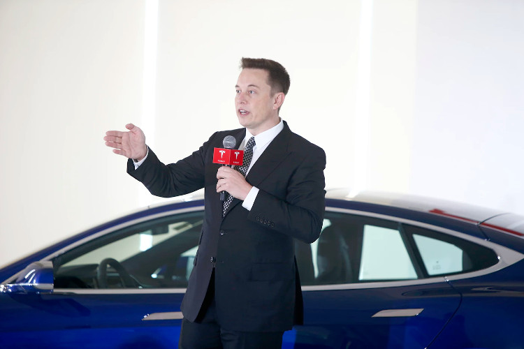 Elon Musk (trái) cùng Steve Davis chia sẻ về dự án đường hầm dưới thành phố Los Angeles.