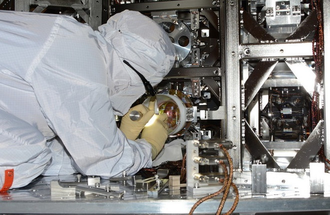Hệ thống quang học đầu vào điều khiển và đưa laser từ PSL vào hệ thống quang học chính.