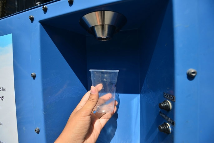 Trước đó, công ty Water-Gen đã tặng một chiếc máy tạo nước từ không khí cho UBND TP Hà Nội với kích cỡ nhỏ hơn