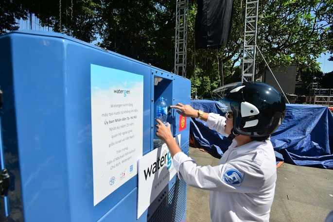Cô Đặng Thanh Vân (Hà Nội) lần đầu sử dụng chiếc máy lọc nước từ không khí.