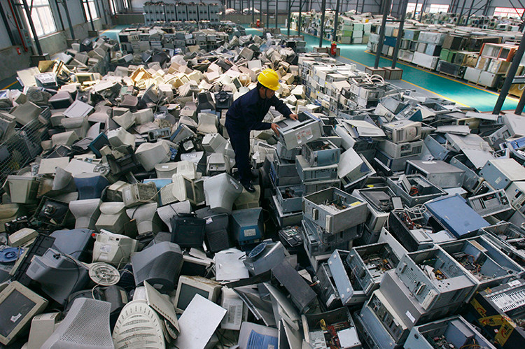 Sắp xếp máy tính bỏ đi ở một nhà máy tái chế rác thải điện tử mới mở ở Vũ Hán, Trung Quốc.