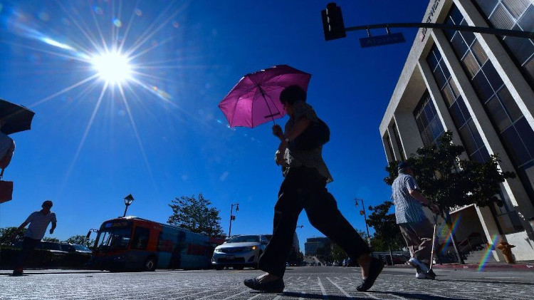Nắng nóng gay gắt trên đường phố Los Angeles, Mỹ. 