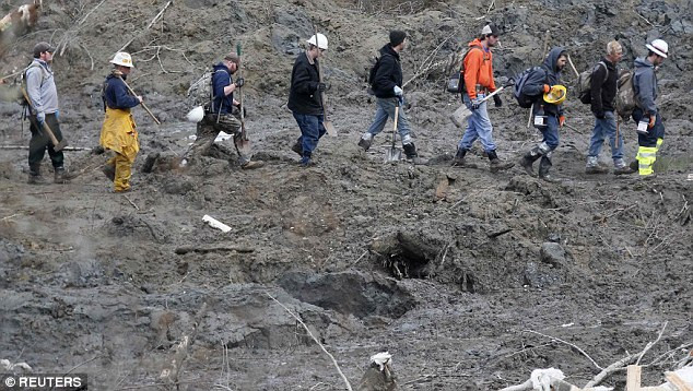 Các nhân viên cứu hộ tìm người mất tích sau một vụ sạt lở đất ở California. 