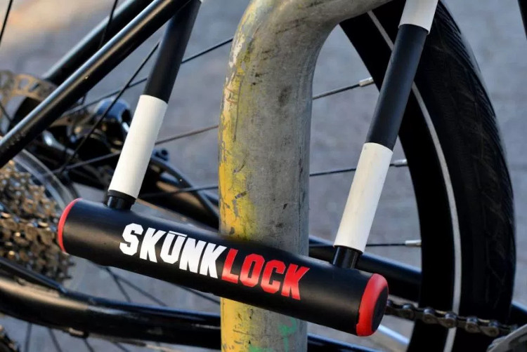 Khóa xe SkunkLock có thể phun khí độc gây khó thở và nôn mửa nếu bị cắt. 