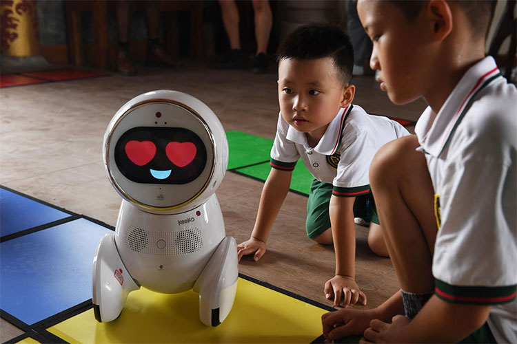 Trẻ em xem một robot Keeko tại Viện Giáo dục Đa văn hóa Yiswind ở Bắc Kinh. 