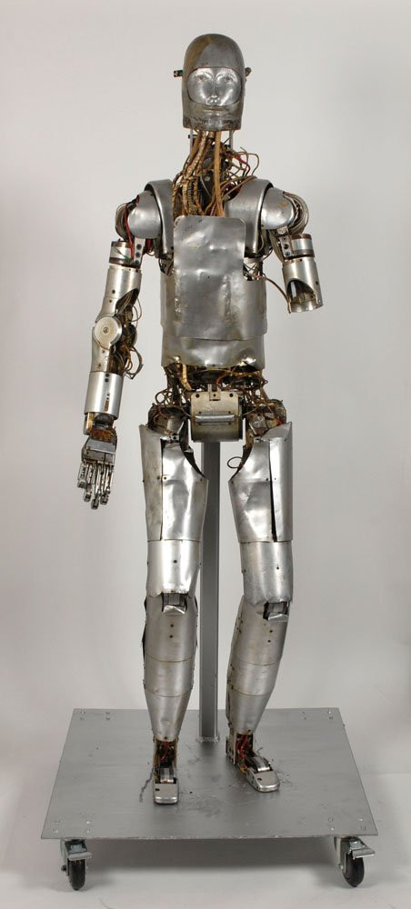 Con robot này có thể thực hiện giả lập được 35 động tác cơ bản của con người.