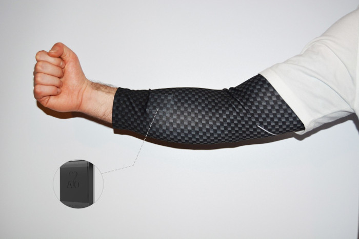 Phần tay áo được trang bị thiết bị theo dõi cỡ nhỏ đo trực tiếp động mạch của người mặc.