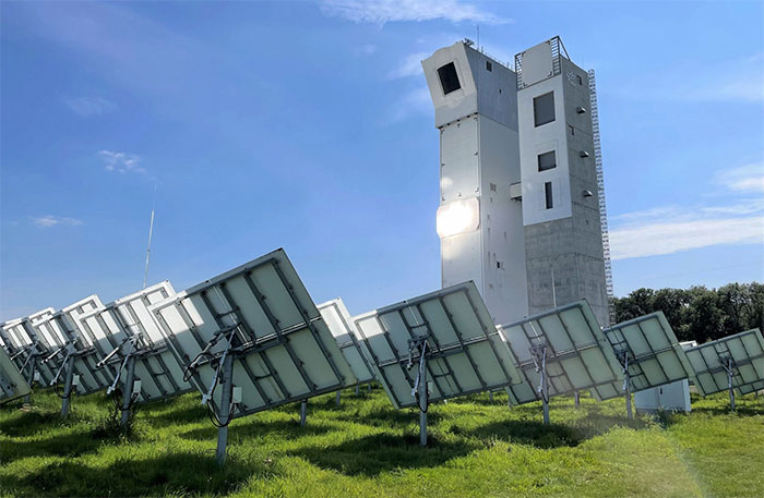Tháp sản xuất nhiên liệu bằng năng lượng mặt trời được đưa vào vận hành tại Julich, Đức