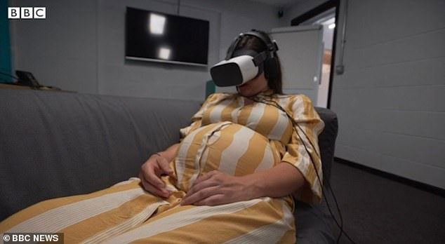 Thai phụ Lelii thử công nghệ thực tế ảo khi đang đau đẻ.