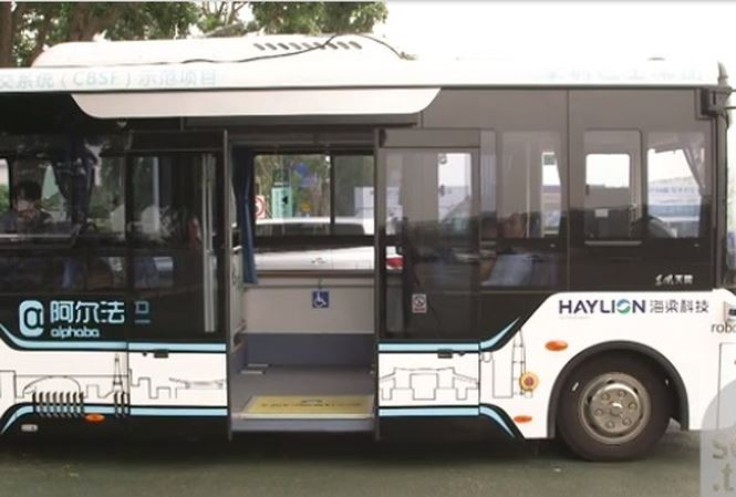 Chiếc xe buýt tự động đầu tiên đang chạy thử nghiệm tại Thâm Quyến, Trung Quốc. 