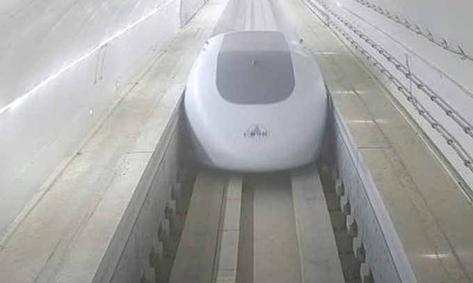  Khoang tàu Hyperloop chạy ở cơ sở thử nghiệm. 