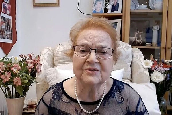 Hình cắt từ video phiên bản kỹ thuật số của mẹ Smith nói chuyện tại đám tang.