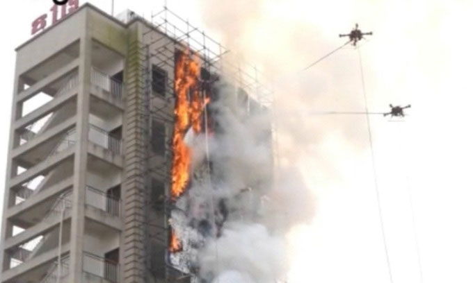  Drone diễn tập dập tắt đám cháy ở tòa nhà cao tầng. 