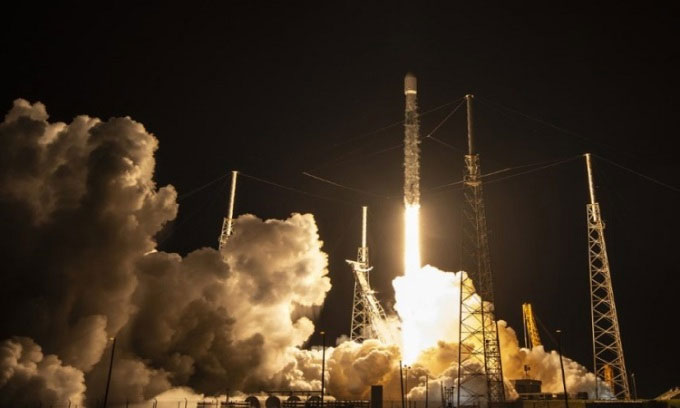 Tên lửa đẩy Falcon 9 mang theo tàu vũ trụ Dragon rời bệ phóng.