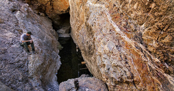 Lối vào Hố Quỷ thuộc Vườn Quốc gia Thung lũng Chết, Mỹ. (Ảnh: Dri)