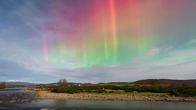 Cực quang ở Scotland vừa qua có màu cam huyền bí xen lẫn màu hồng, xanh lục