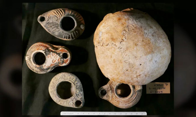 Các nhà nghiên cứu tìm thấy nhiều đèn dầu và sọ người trong hang Te'omim gần Jerusalem.