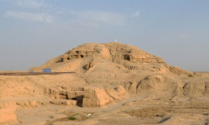  Đền Trắng, một công trình ziggurat ở thành cổ Uruk thuộc nền văn minh Sumer. 