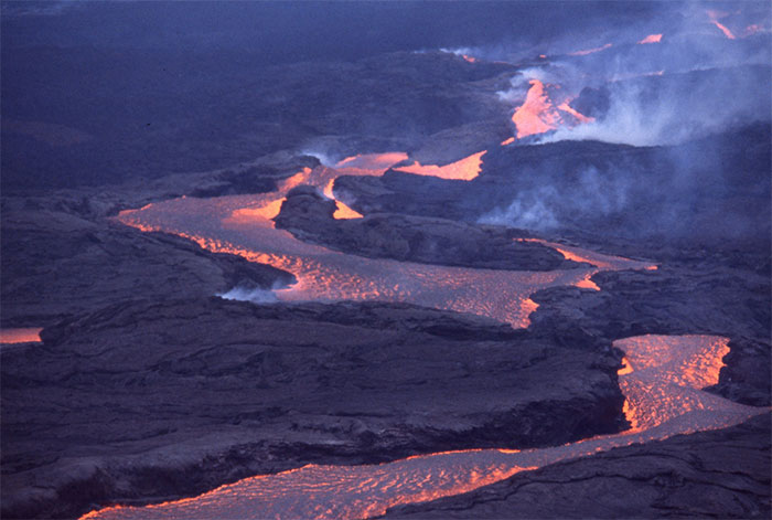  Vụ phun trào núi lửa Tobo khiến khí hậu toàn cầu lạnh đi và hạn hán. 